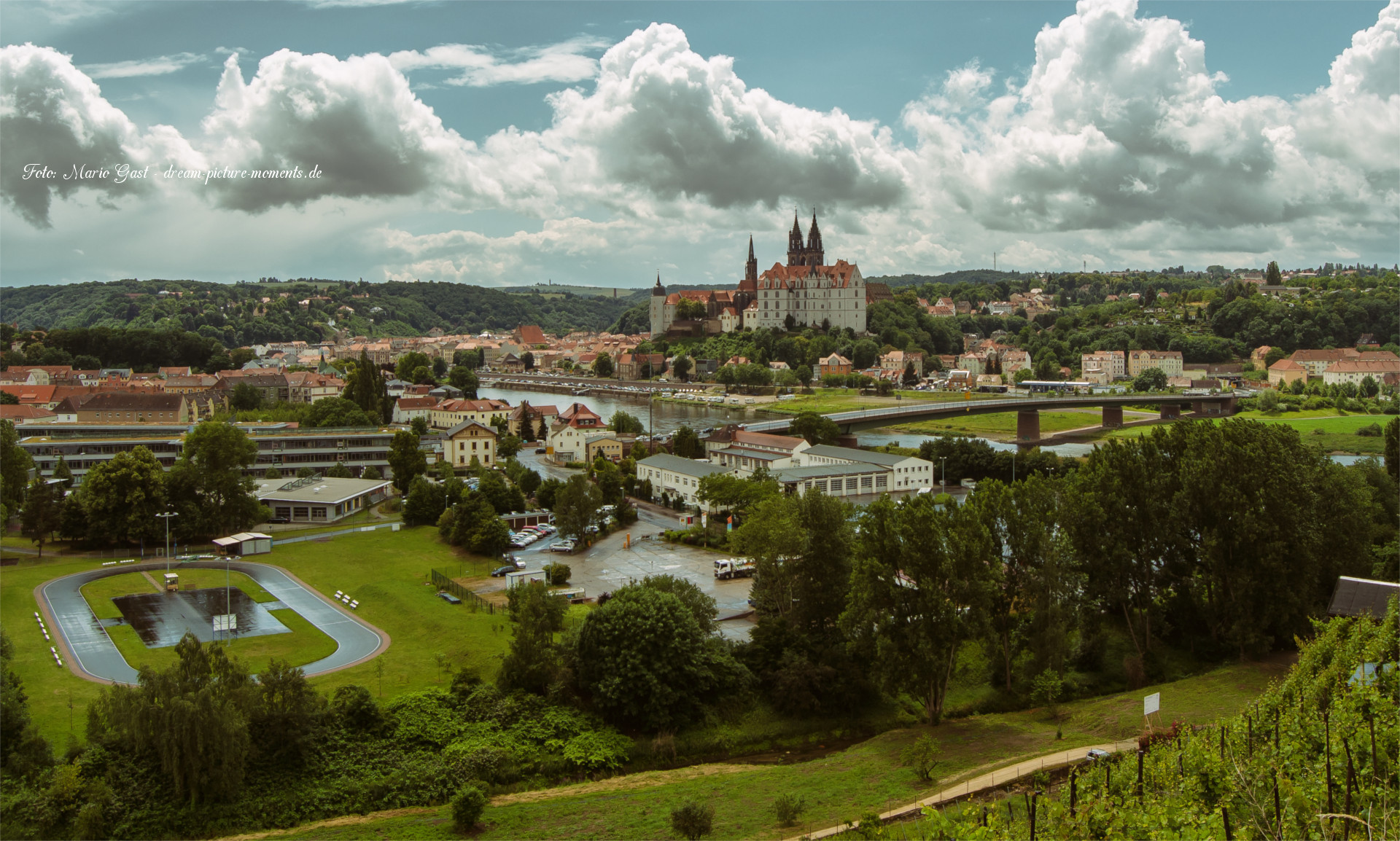 Die Meißener Rollsportanlage vor der Altstadt mit Albrechtsburg und Dom